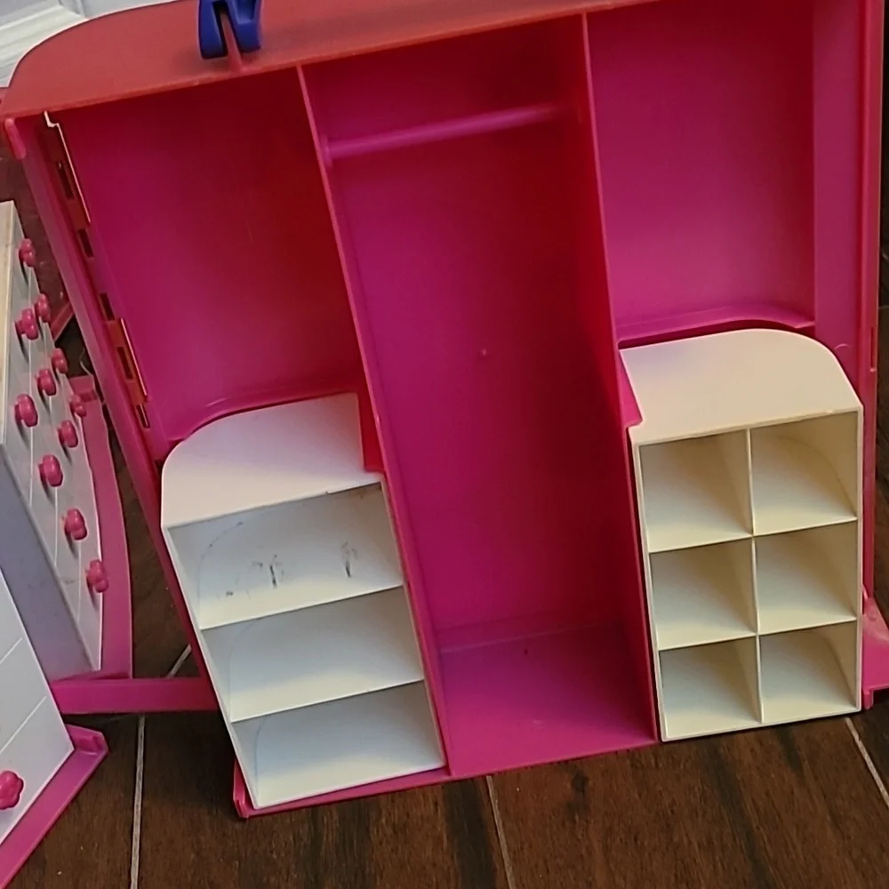 Barbie Vintage Vanity Closet - Picture 10 of 13